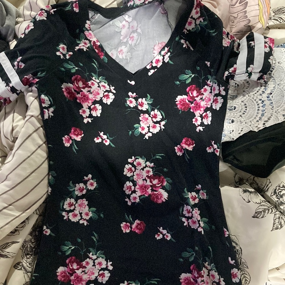 I’m selling this v-neck. It is a very soft breathable material.